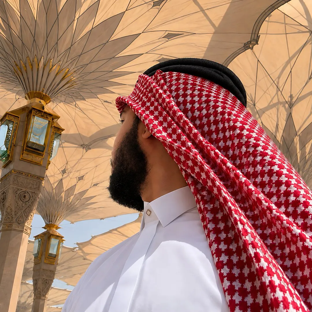 Madani, en shemagh rouge, devant les parasols de la mosquée du Prophète à Médine
